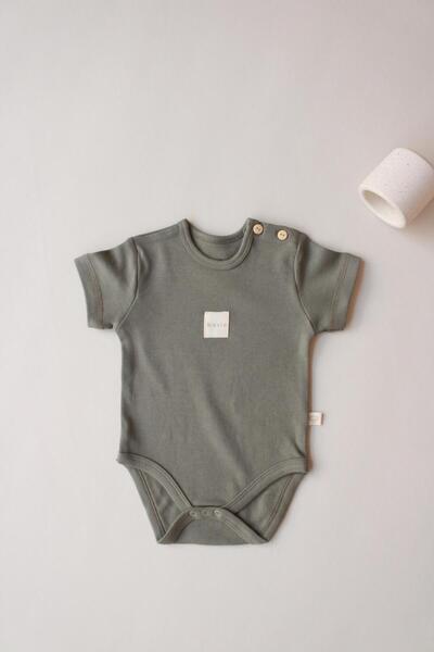 Oh La La Koala For Little Ones بدلة ضيقة بأكمام قصيرة من كاكي بيسك