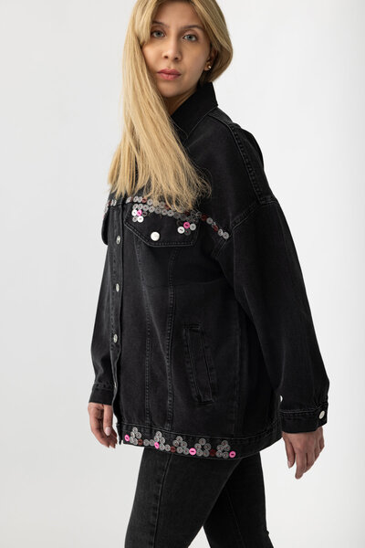 Suede Style 5470 - سترة نسائية من الدنيم مريحة وأنيقة مع تفاصيل إكسسوارات على...