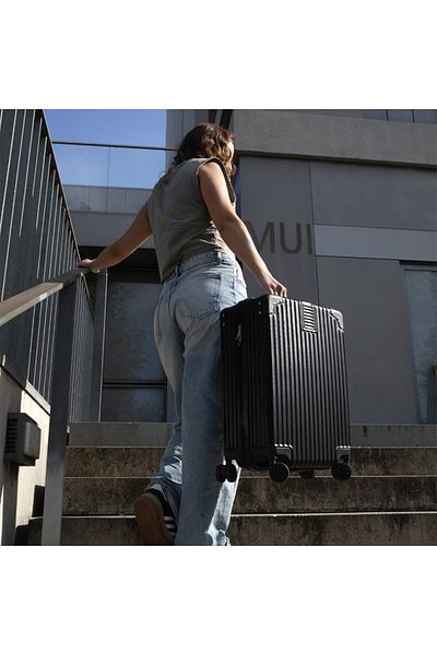 Delta Livoo VOY007 cabin suitcase with swivel wheels, durable ABS shell, black