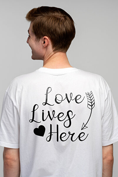 StoryGift Romania Tricou bărbătesc cu inimă și textul în engleză „love lives ...