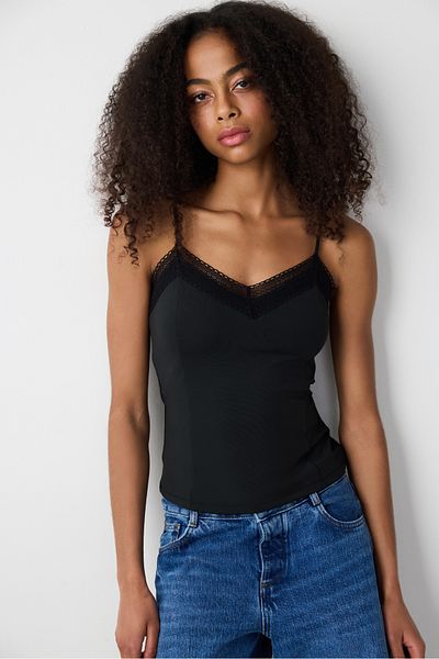 Penti Schwarzes Spitzen-Slim-Fit-Unterhemd mit V-Ausschnitt