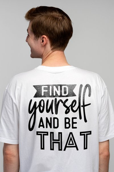 StoryGift Romania Ανδρικό T-shirt με το κείμενο "Βρες τον εαυτό σου και γίνε ...