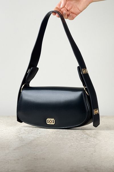 DSN Baguette Shoulder Bag with Gold Accessories – Stylish and Minimal Design