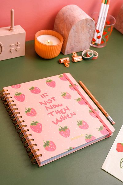 Matt Notebook 19x21 cm Pătrat Elastic Spiral Copertă Tare Blocnotes Căpșuni cu rigle
