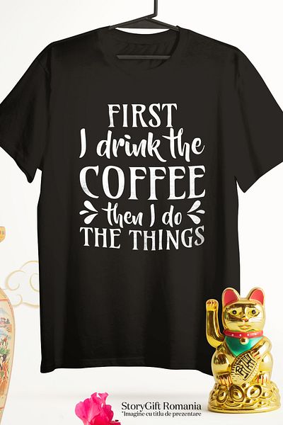 StoryGift Romania Tricou Barbati Pentru Cei Care Nu Fac Nimic Fara Cafea Cu Textul "first I Drink The Coffee Stg