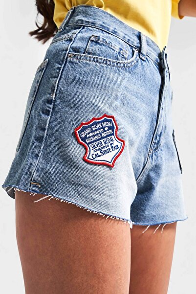 its basic Kadın Mavi Renk 2s5-84 Mini Boy Arma Nakış Detaylı %100 Koton Mom Fit Denim Şort