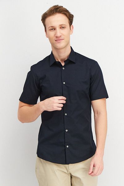 French Connection قميص رجالي كاجوال بأكمام قصيرة وقصة Slim Fit باللون الأزرق الداكن