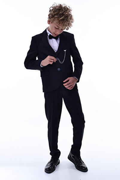 Tiril Tiril Хлопчик у костюмі.