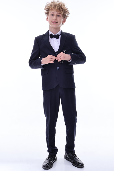 Tiril Tiril Хлопчик у костюмі.