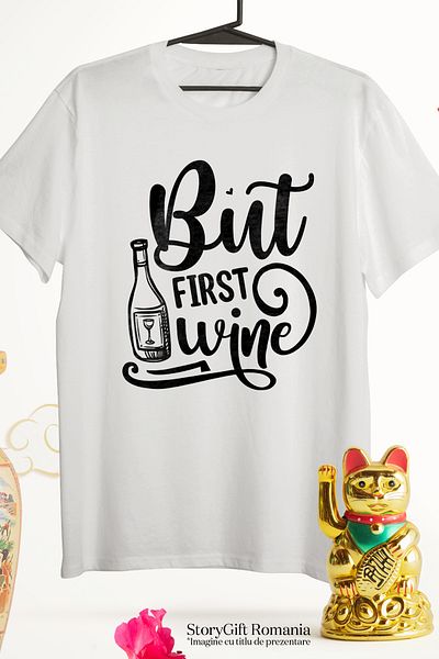 StoryGift Romania Tricou bărbătesc cu textul în engleză „but First Wine” - But First Wine cu imprimeu pe F Stg