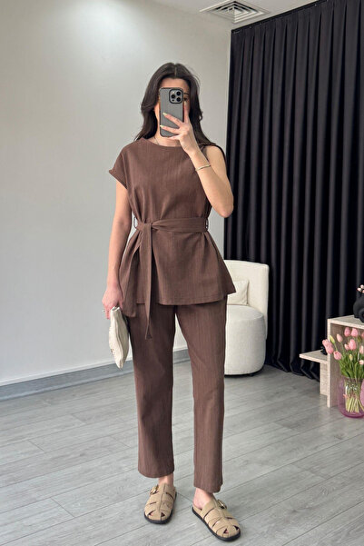 My Blog Detailní sada kalhot a halenky s hnědým zdobením na ramenou - 8644