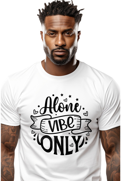 StoryGift Romania Tricou bărbătesc cu inimioare și textul în engleză „alone Vibe Only” - Only Single Vibes Stg
