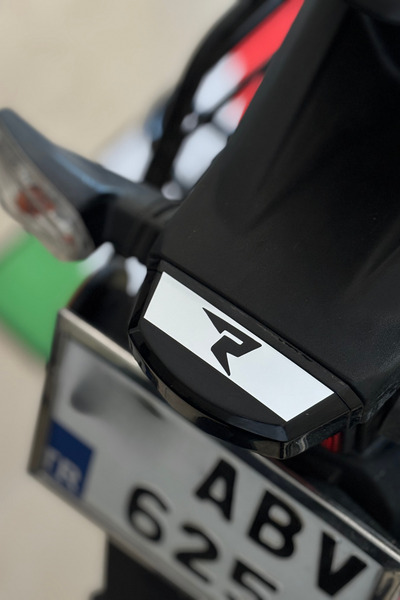 Banxtre TVS Raider Arka Kuyruk için Ufak Detay Sticker R Logolu(1 Adet)