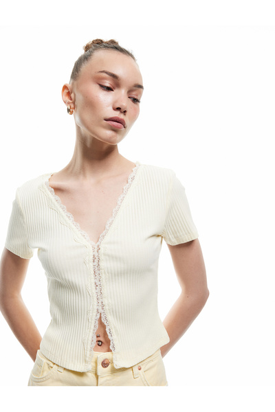 Koton Μπλουζάκι με κοντό μανίκι V λαιμόκοψη με λεπτομέρεια από δαντέλα