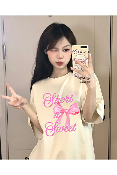 Minga London Μπεζ Sabrina Carpenter κοντό μπλουζάκι με στάμπα στο μπροστινό μ...