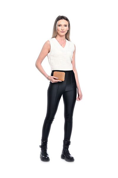 Carla Ferreri Portfel
100% skóra bydlęca
Zapięcie na zamek błyskawiczny
Przegródki na karty i pieniądze
Wymiary (dł.): 10x13x2,5 cm
Uchwyt: