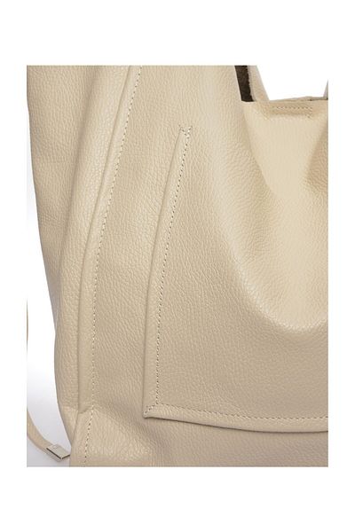 Carla Ferreri Tote Bag 
 100%牛皮 
 Drawstring Closure 
 Inner Zipped Purse 
 Front Pocket 
 Dimensions (L):38X54X19