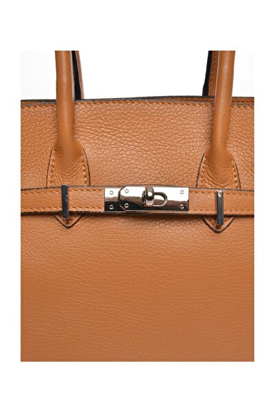 Carla Ferreri Kézitáska
100% marhabőr
Felső cipzáras zár
Méretek: 21,5x24x13 cm
Fogantyú: 32 cm
Vállpánt: 1