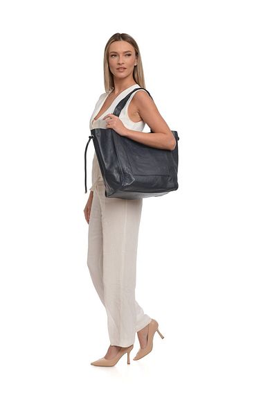 Carla Ferreri Tote Bag 
 100% hovězí kůže 
 Zapínání na šňůrku 
 Vnitřní peněženka na zip 
 Přední kapsa 
 Rozměry (L):38x54x19