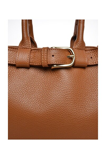 Carla Ferreri Handbag 
100% cow leather
Top magnetic closure
Internal zip pocket 
Two compartments
Dimensions: 22x