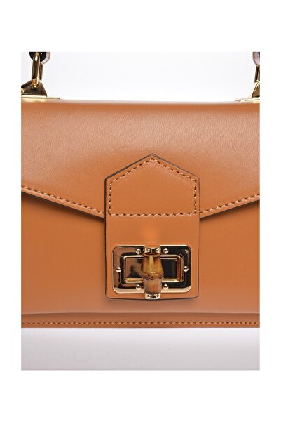 Carla Ferreri Kézitáska
100% marhabőr
Elülső fém csattal záródik
Méretek: 13x19x6 cm
Fogantyú: 22 cm
Vállmagasság