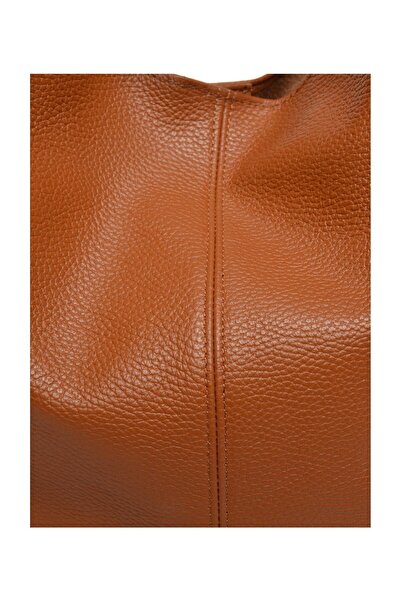 Carla Ferreri Hobo táska
100% marhabőr
Felső mágneses zár
Méretek: 32x40x15 cm
Fogantyú: 42 cm