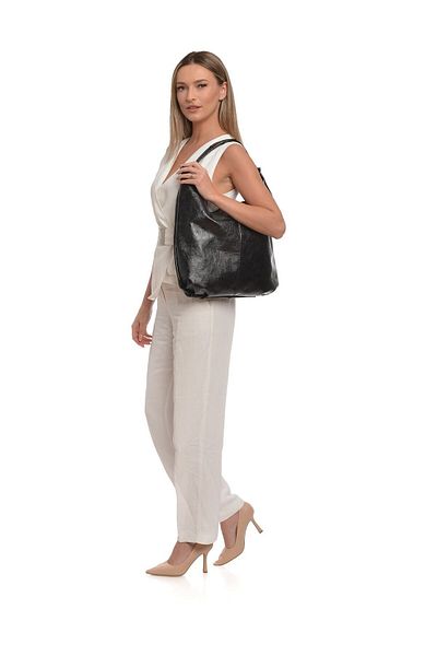 Carla Ferreri Hobo-Tasche
100 % Rindsleder
Reißverschluss oben
Maße: 33 x 43,5 x 1 cm
Henkel: 45 cm