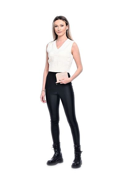 Carla Ferreri Peněženka
100% hovězí kůže
Zapínání na zip
Přihrádky na karty a peníze
Rozměry (D): 10x13x2,5 cm
Rukojeť: