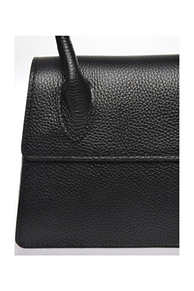 Carla Ferreri Handbag
100% cow leather
Front flap over magnetic closure
Internal pocket
Dimensions : 17x19.5x8  cm