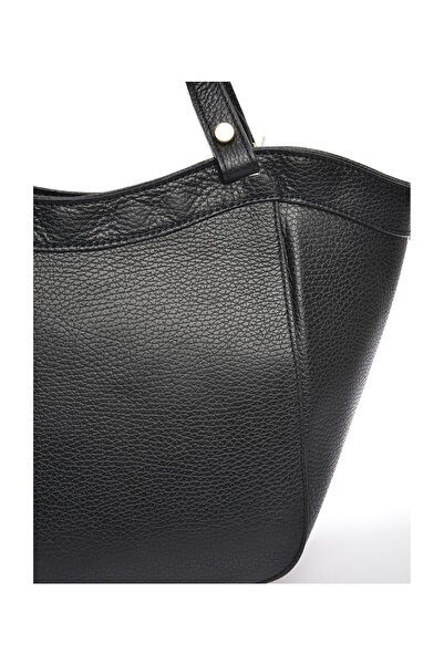Carla Ferreri Handbag
100% cow leather
Top zip closure
Internal zip pocket
Dimensions : 22x29x13 cm
Handle: 38 cm