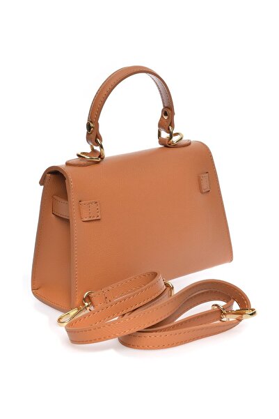 Carla Ferreri Keresztpántos táska
100% marhabőr
Elülső fém csattal záródik
Belső cipzáras zseb
Méretek: 14,5x19x7