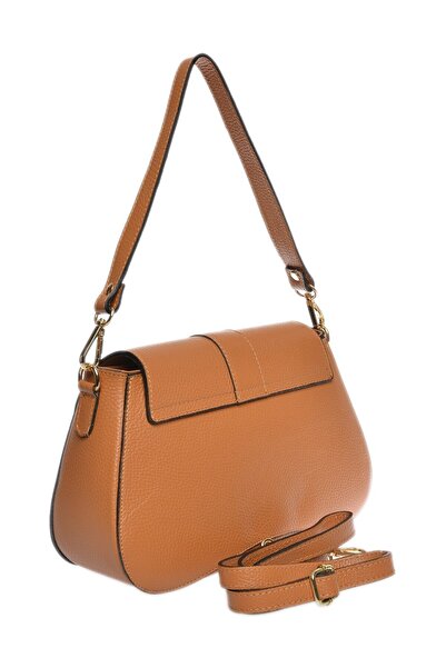 Carla Ferreri Keresztpántos táska
100% marhabőr
Felső cipzáras záródás
Elöl fém csattal záródás
Belső cipzáras zseb
Méretek