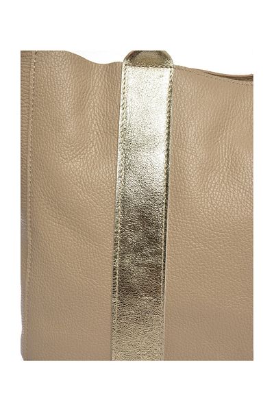 Carla Ferreri Tulák taška 
 100% hovězí kůže 
 Horní zapínání na zip 
 Vnitřní peněženka na zip 
 Rozměry: 29x37x10 cm 
 Rukojeť: 49 cm