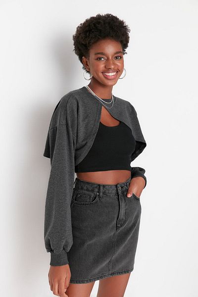 Trendyol Collection Anthrazitfarbenes, asymmetrisches Super-Crop-Sweatshirt mit Rundhalsausschnitt und dünnem Strickmuster TWOAW23SW00531