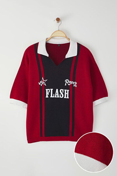 Trendyol Collection Piros-sötétkék normál póló nyakú, nyomott mintás kötöttáru póló nyakú póló TMNSS25PO00025