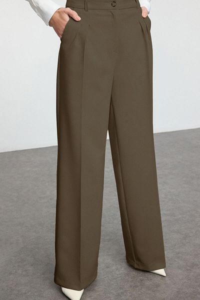 Trendyol Collection Khakifarbene, plissierte Hose mit weitem Bein TWOAW25PL00109