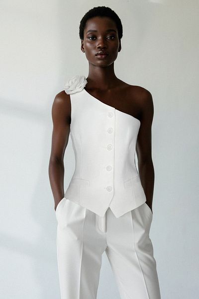 Trendyol Collection One-Shoulder-Crop-Weste in Ecru mit Rosendetail – Limited Edition, gewebt, TWOSS24YE00038