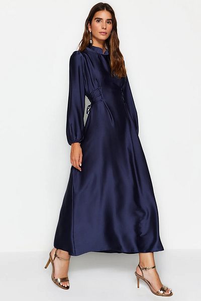 Trendyol Modest Námořnicky modré saténové večerní šaty s páskem v pase TCTSS23DB00037