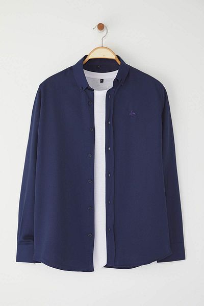 Trendyol Collection Marineblaues, reguläres, leicht zu bügelndes, elegantes Oxford-Hemd mit Stickerei TMNAW24GO00089