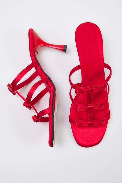 TRENDYOL SHOES Rote Satinschleife mit detailliertem, dünnem Band, Damen-Hausschuhe mit Absatz TAKSS25TO00108
