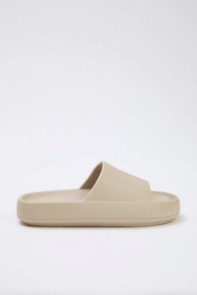 TRENDYOL SHOES Ανδρικές παντόφλες μπεζ Flat Light Sole TAKSS25TE00028