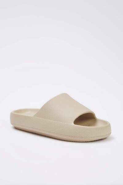 TRENDYOL SHOES Béžové pánské pantofle s plochou světlou podrážkou TAKSS25TE00028