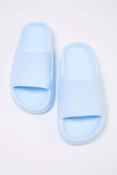 TRENDYOL SHOES Babyblaue Flatform-Poolhausschuhe für Damen TAKSS24TE00013
