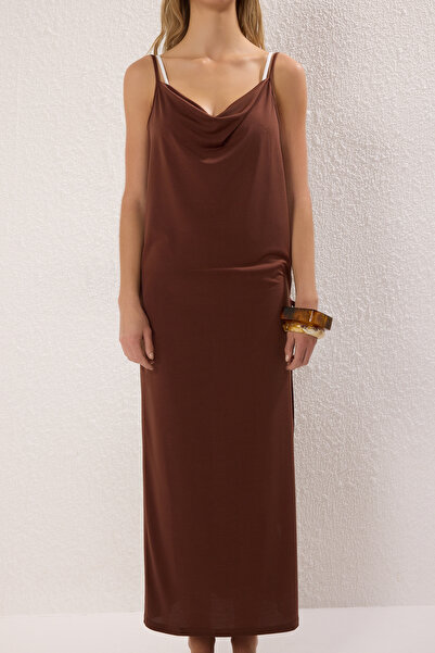 Trendyol Collection Hnědé midi pletené plážové šaty s bočním zavazováním a hlubokým rozparkem TBESS25EL00115