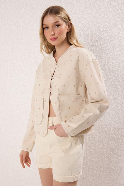 Trendyol Collection Džínová bunda Ecru Heart Embroidered Pocket Detail TWOSS25CE00049