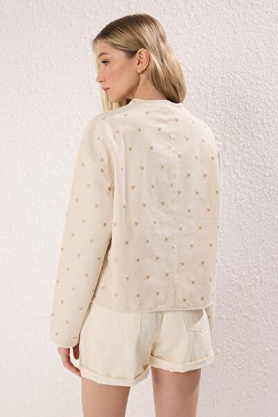 Kolekcia Trendyol Udržateľnejšia džínsová bunda s výšivkou srdca a detailom vrecka v ecru farbe TWOSS25CE00049