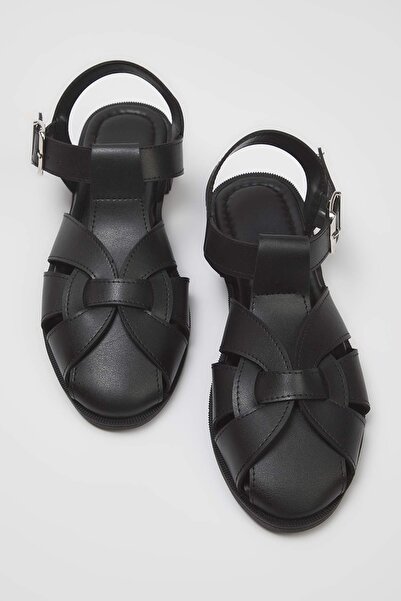 TRENDYOL SHOES Schwarze Damen-Sandalen mit flacher Sohle und runder Zehenpartie, geschlossener Vorderseite, Käfig-Sandalen TAKSS25SD00060