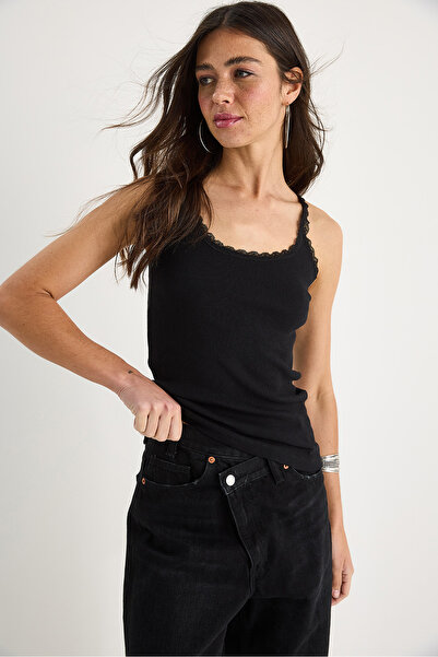 Bianco Lucci Women's Regular Fit Regular Fit Cotton Lace Detailed Thin Strap Hollow Collar Undershirt 60602043