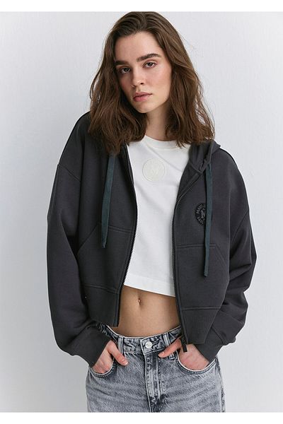 Mavi Anthrazitfarbenes Crop-Sweatshirt mit Patch-Logo und Reißverschluss 1s10297-70087
