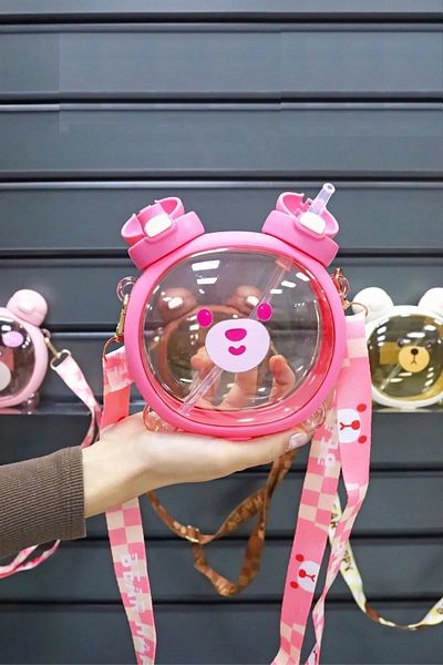 M&B WATER BOTTLE زجاجة مياه مدرسية خالية من مادة BPA سعة 750 مل - زجاجة مياه لطيفة للأطفال مع دمية دب وقش وغطاء مزدوج مع حزام للرقبة